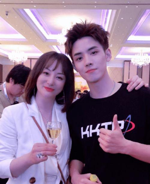 娱乐吃瓜的女老板